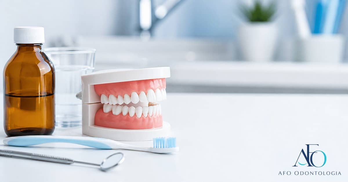 Frasco sem rotulo ao lado de modelo dental alertando sobre bochecho com agua oxigenada em Tabao da Serra