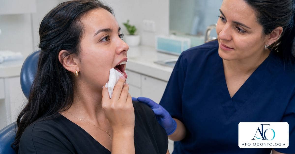 Orientacao odontologica sobre sangramento apos extracao