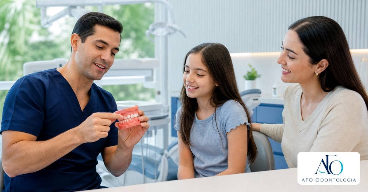 Ortodontista infantil explicando mordida cruzada com modelo dental