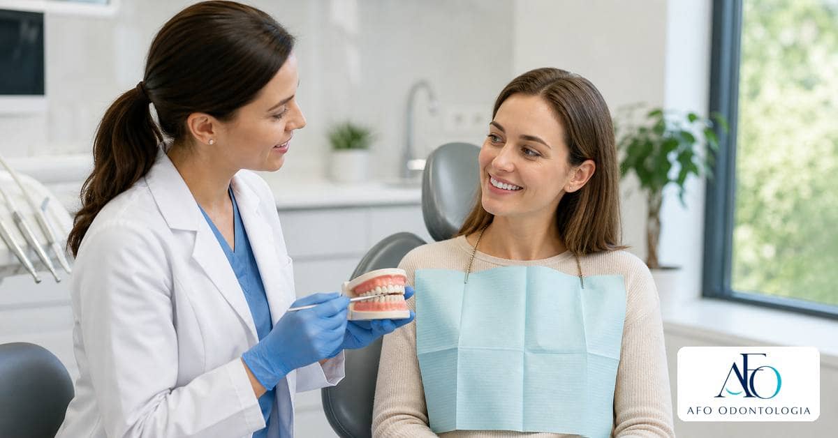Paciente recebendo orientacao apos limpeza dental