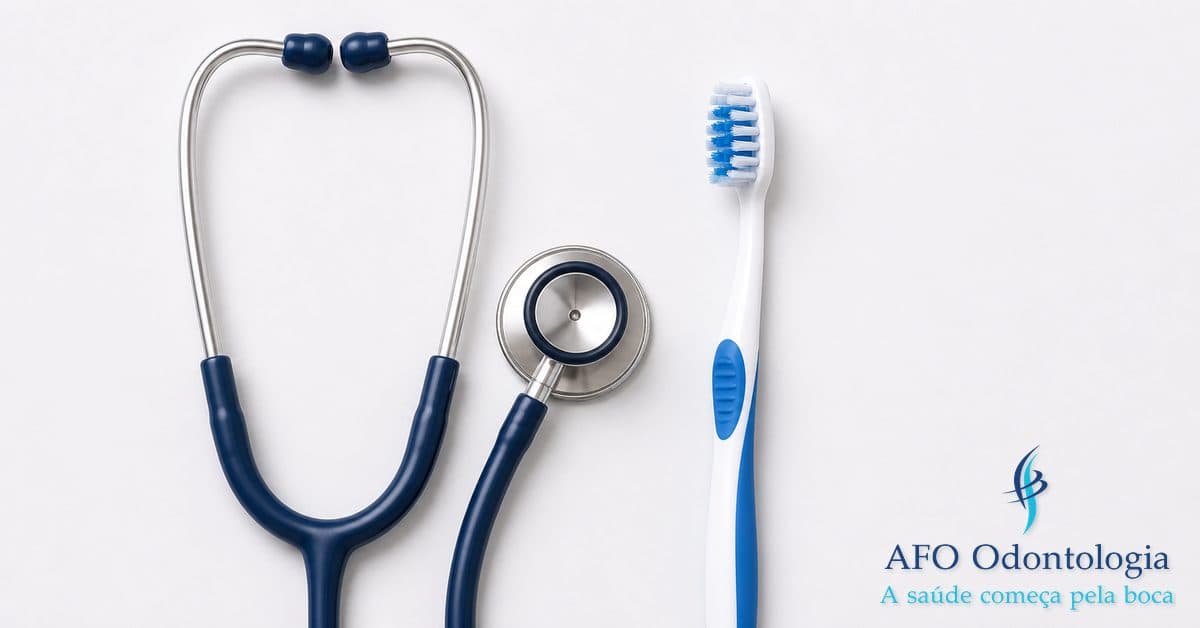 Estetoscópio médico ao lado de espelho dental sobre fundo branco, representando a conexão entre saúde bucal e saúde geral do corpo