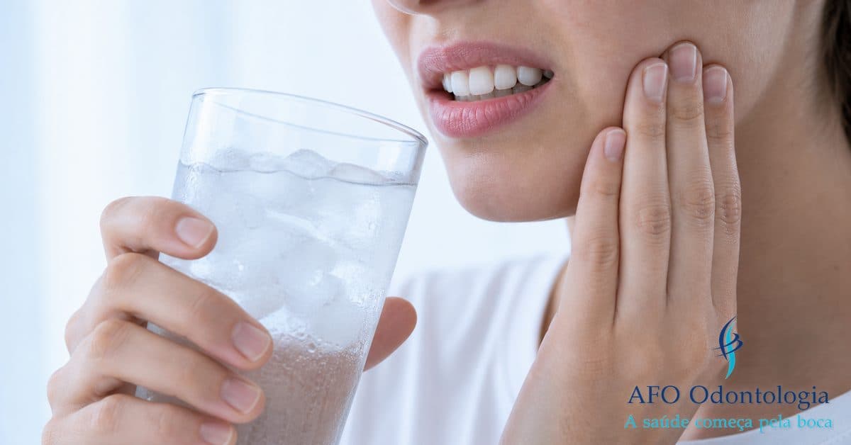 Pessoa com dor ao ingerir alimento gelado — sensibilidade dental ao frio ou calor, Taboão da Serra