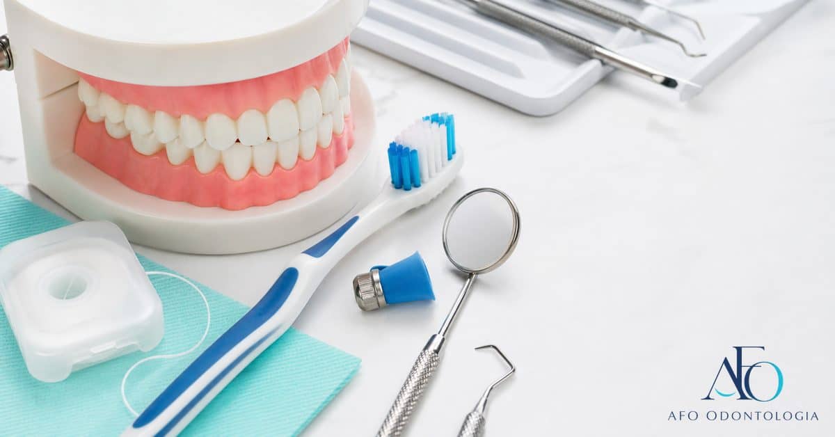 Limpeza dental profissional removendo placa e tártaro em consultório odontológico em Taboão da Serra