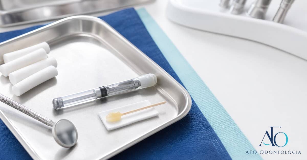 Instrumentos de anestesia local odontologica em bancada clinica em Tabao da Serra