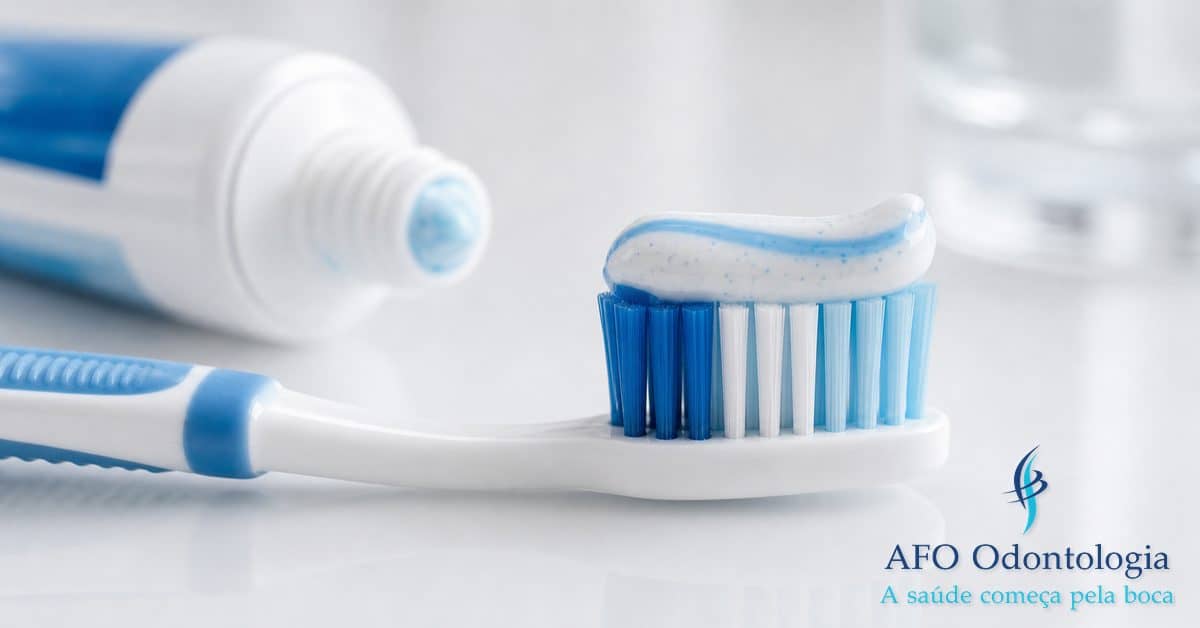 Dentifrício fluoretado e escova de dentes — produtos essenciais para higiene bucal diária, Taboão da Serra