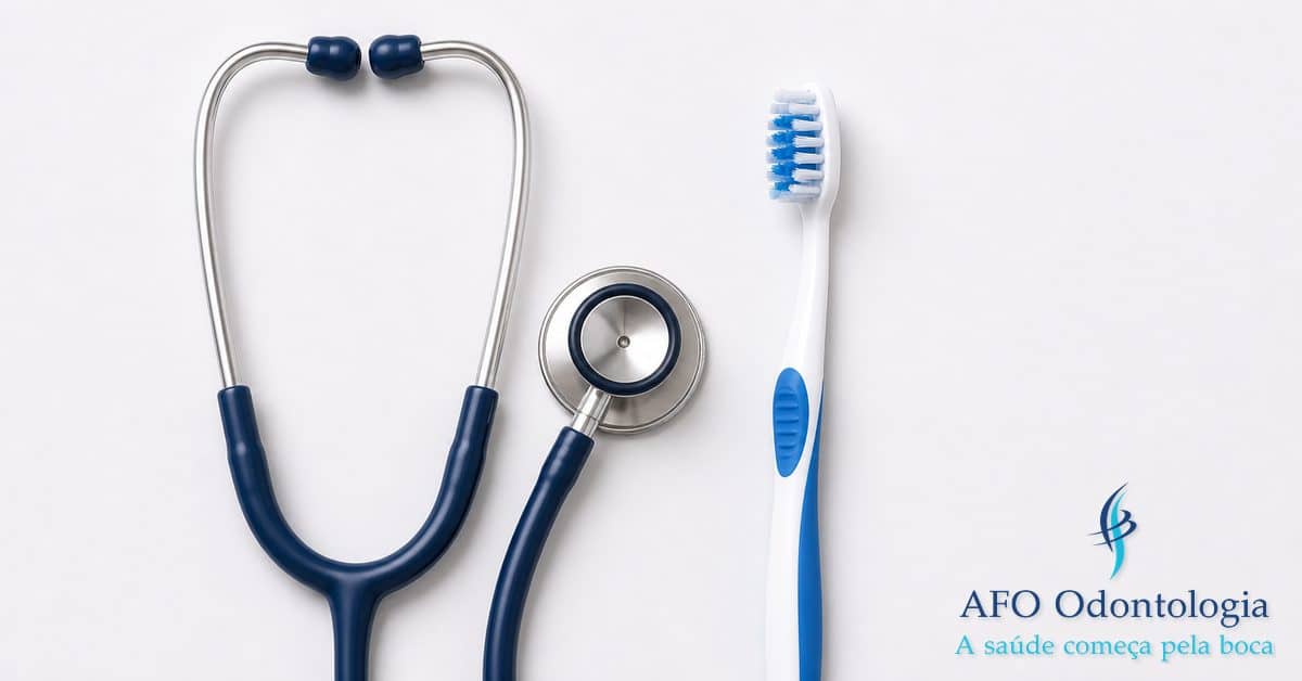 Estetoscópio médico ao lado de espelho dental sobre fundo branco, representando a conexão entre saúde bucal e saúde geral do corpo