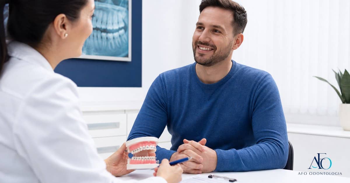 Paciente em consulta sobre aparelho com Hapvida Dental na AFO Odontologia