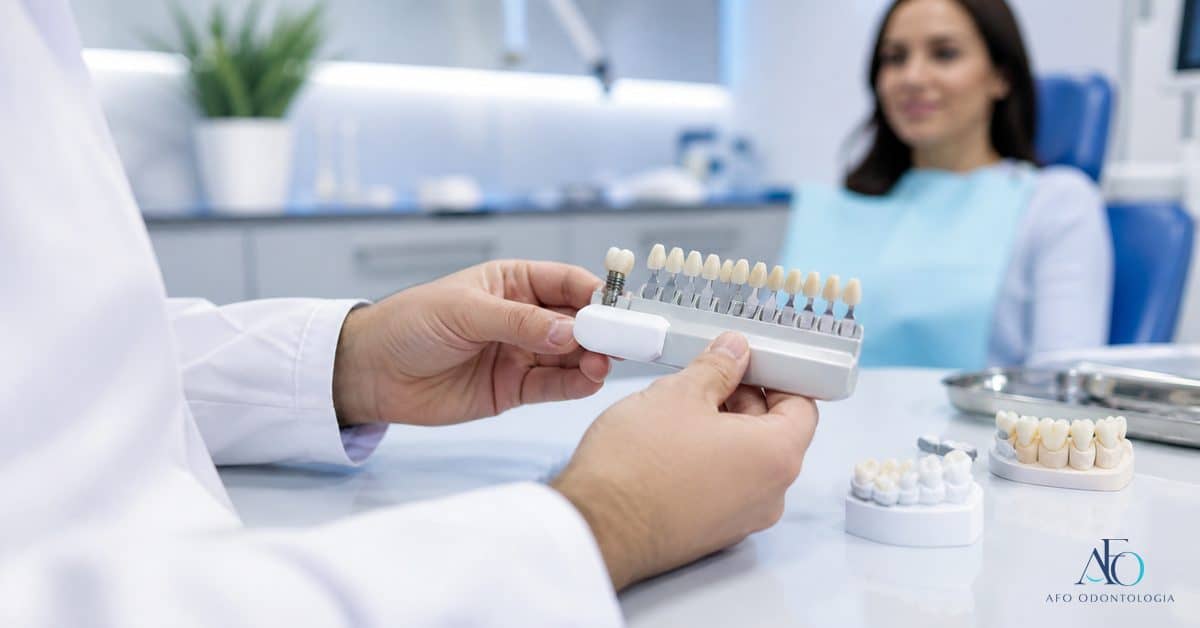 Dentista comparando coroa metaloceramica e escala de cor dental
