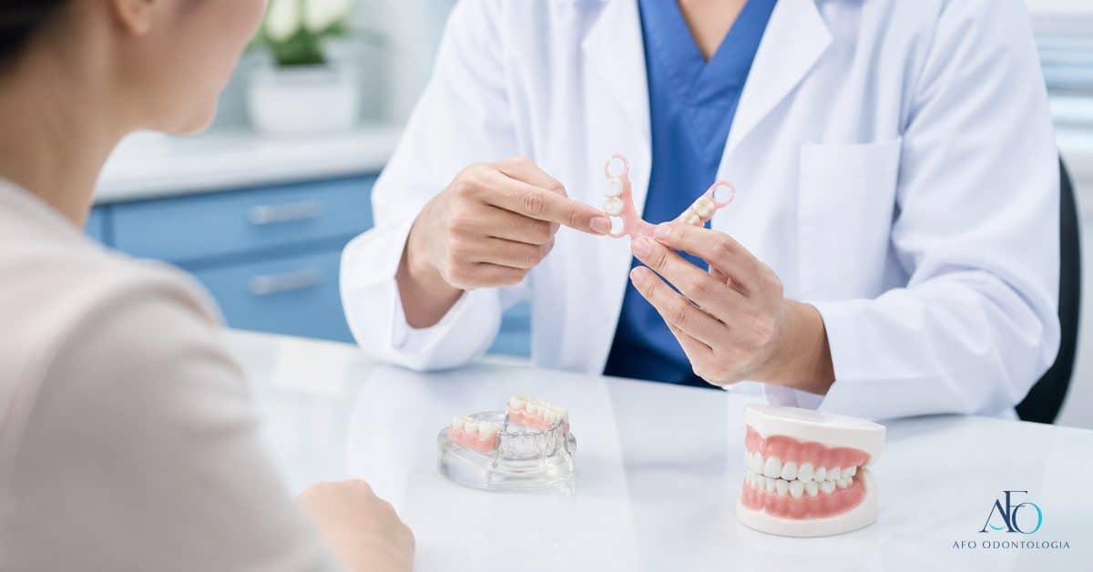 Dentista explicando protese flexivel em consulta odontologica