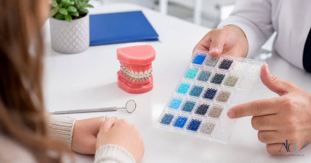 Elastics coloridos de aparelho ortodontico em consulta