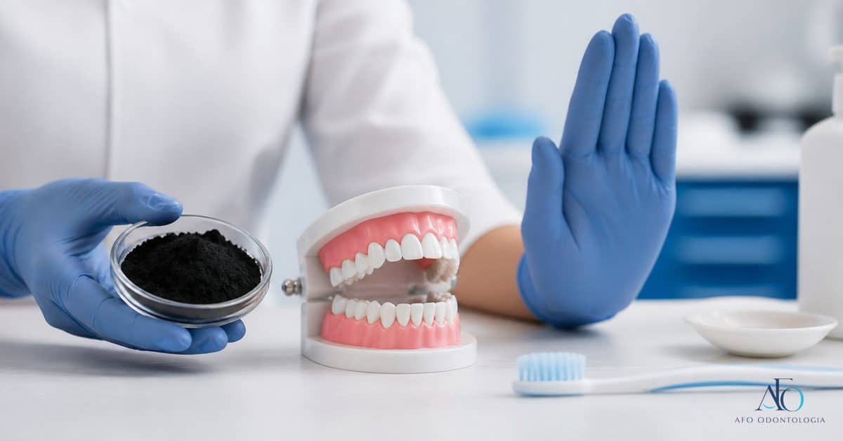 Dentista reprovando uso de carvao ativado para clarear dentes