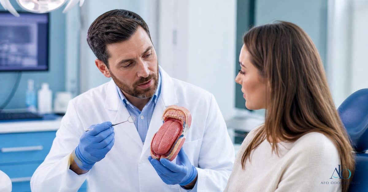Dentista avaliando alteracoes na lingua durante consulta
