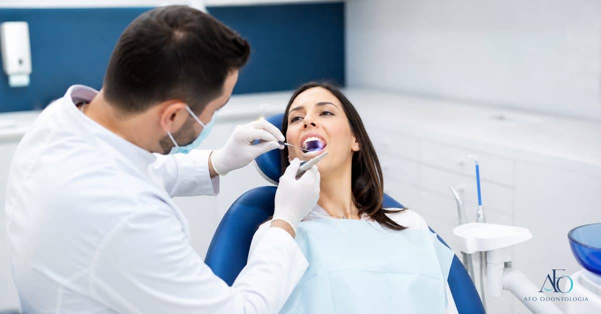 Exame odontologico de mucosa oral em consulta de estomatologia