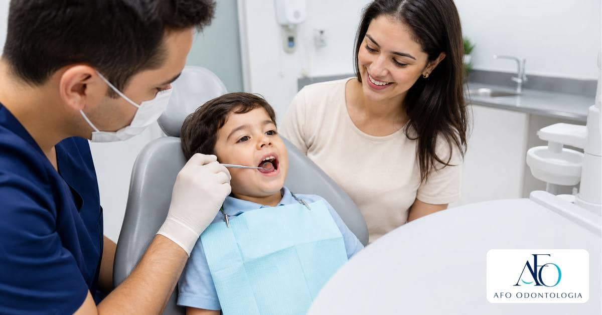 Dentista infantil avaliando gengiva inchada perto de dente de leite