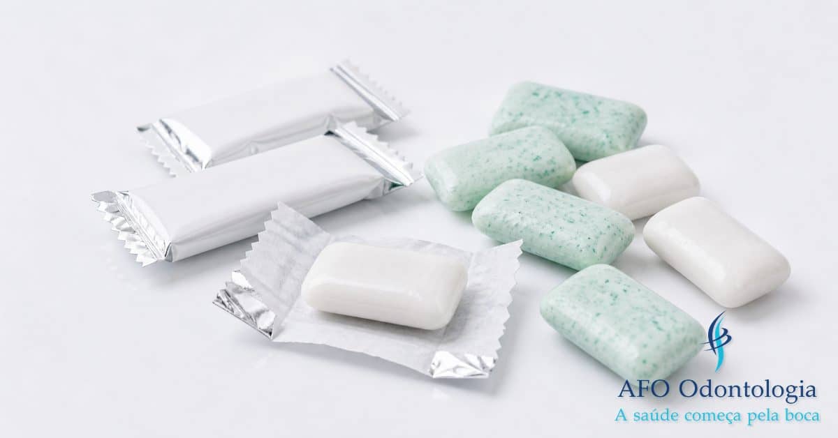 Chiclete sem açúcar e saliva — mastigação estimula produção salivar e tem efeito protetor sobre os dentes, Taboão da Serra