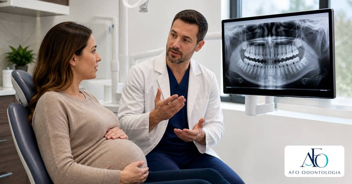 Gestante em consulta sobre radiografia odontologica