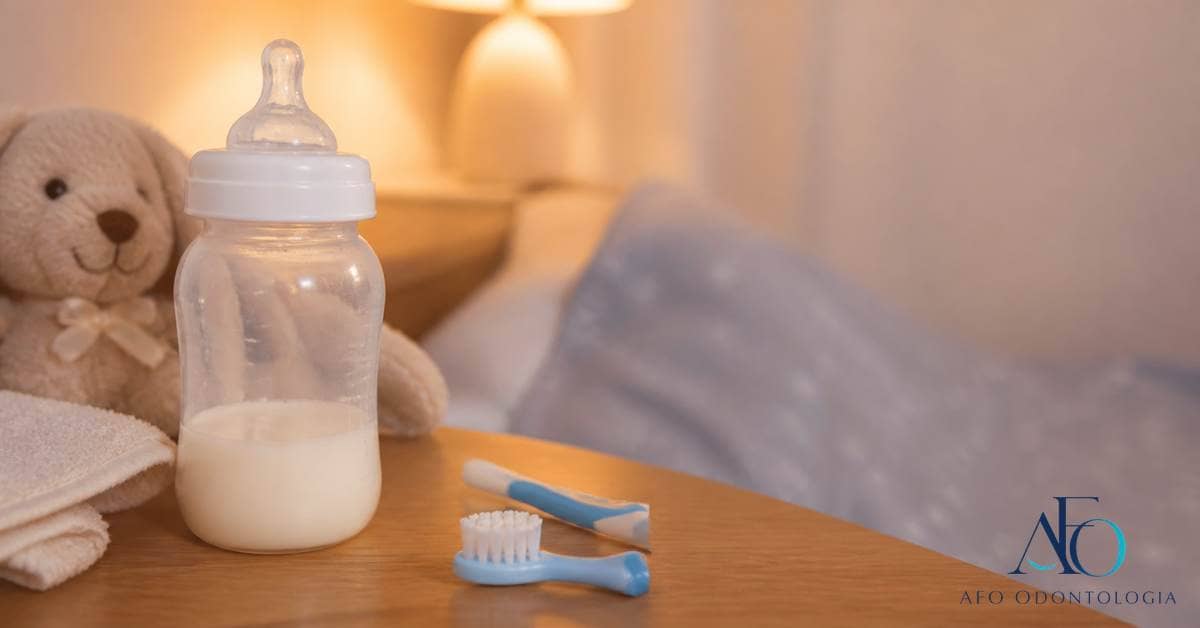 Mamadeira afastada da hora de dormir e escova infantil em rotina de prevenção
