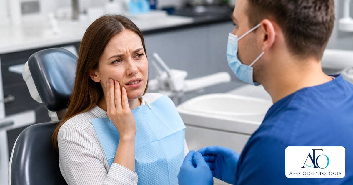 Dente com restauração sendo avaliado em consulta odontológica