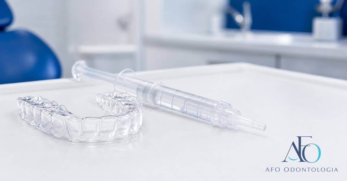 Moldeira de clareamento dental profissional sob medida com gel clareador, comparada a produtos de farmácia, em Taboão da Serra