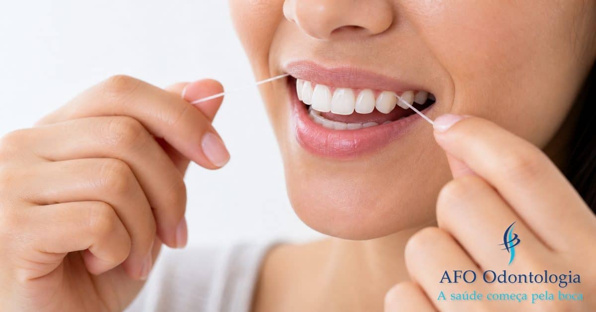 Fio dental sendo utilizado na limpeza interdental — técnica correta para prevenir cáries e gengivite, Taboão da Serra