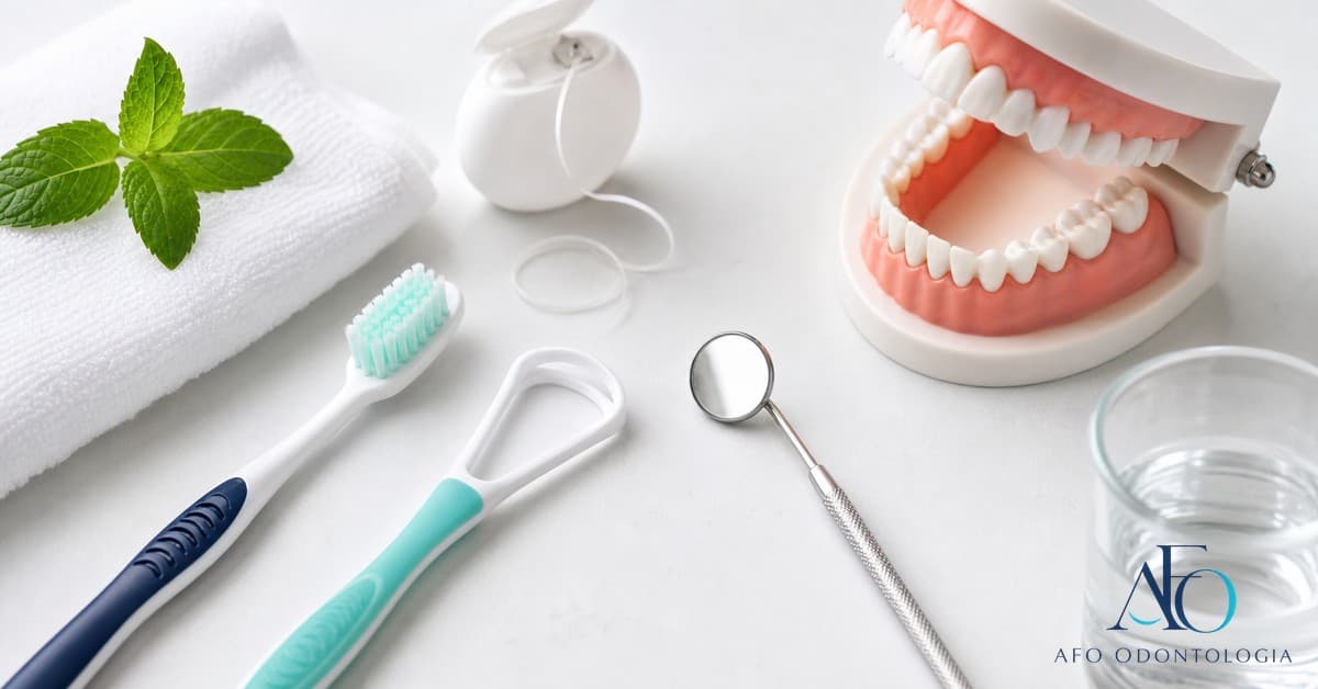 Pessoa escovando os dentes com expressão de preocupação, ilustrando mau hálito persistente em Taboão da Serra